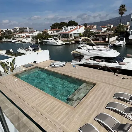 Moderna Con Piscina Y Vistas Al Canal En Holiday home *