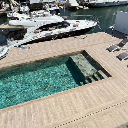 Holiday home Moderna Con Piscina Y Vistas Al Canal En *