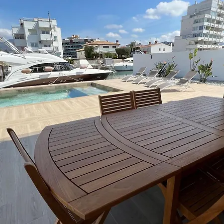 Moderna Con Piscina Y Vistas Al Canal En