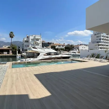 Moderna Con Piscina Y Vistas Al Canal En Holiday home Roses