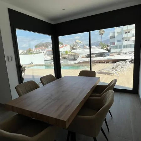 Moderna Con Piscina Y Vistas Al Canal En *