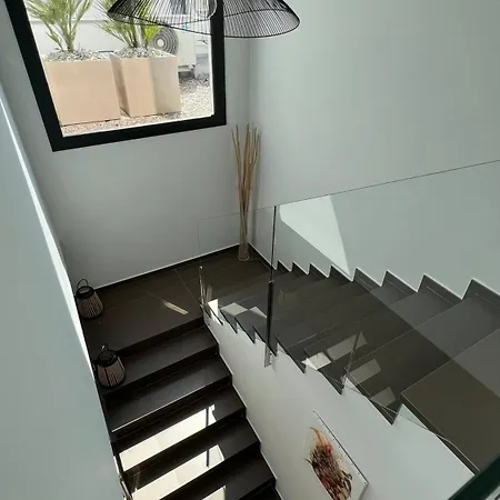 Moderna Con Piscina Y Vistas Al Canal En