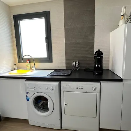 Moderna Con Piscina Y Vistas Al Canal En *