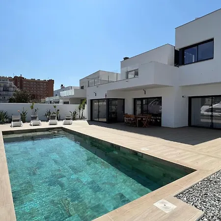Moderna Con Piscina Y Vistas Al Canal En Roses