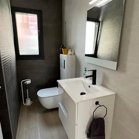 Moderna Con Piscina Y Vistas Al Canal En