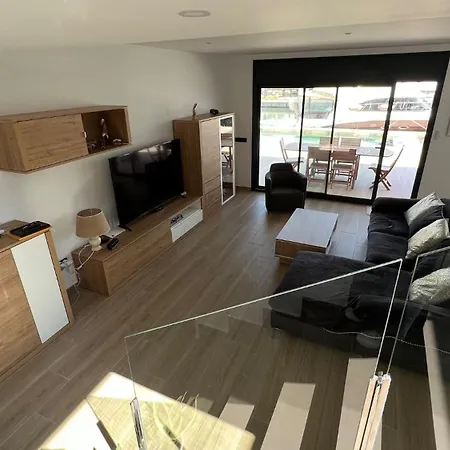 Moderna Con Piscina Y Vistas Al Canal En Holiday home
