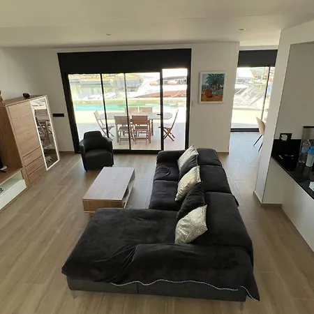 Holiday home Moderna Con Piscina Y Vistas Al Canal En *