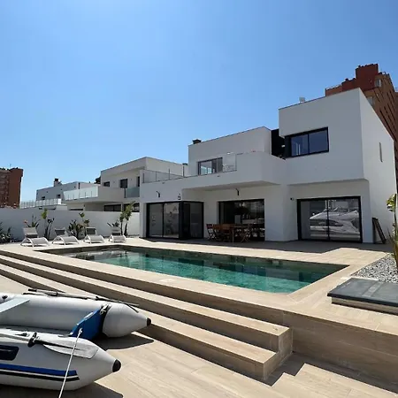 Holiday home Moderna Con Piscina Y Vistas Al Canal En