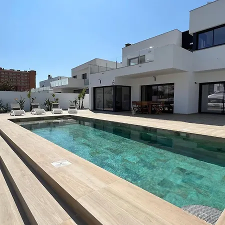Moderna Con Piscina Y Vistas Al Canal En Holiday home Roses