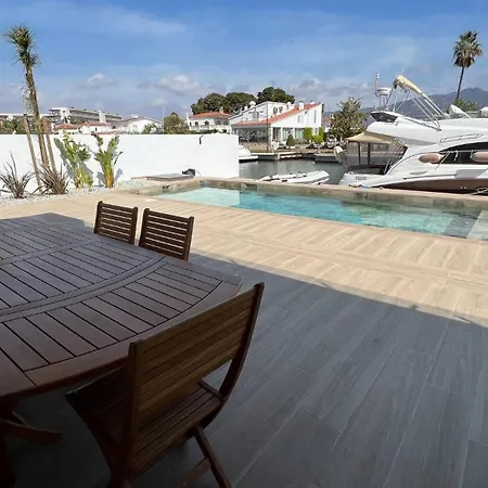Moderna Con Piscina Y Vistas Al Canal En Hébergement de vacances Roses