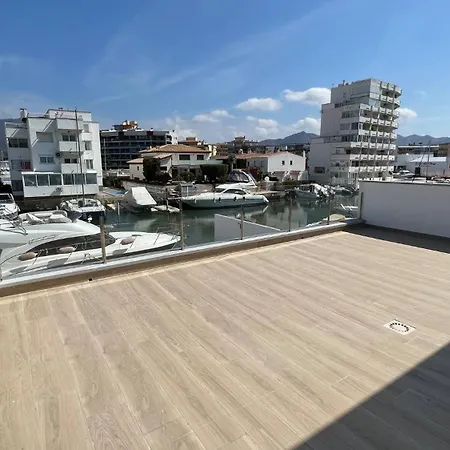 Moderna Con Piscina Y Vistas Al Canal En Hébergement de vacances Roses