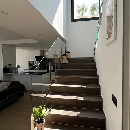 Moderna Con Piscina Y Vistas Al Canal En Hébergement de vacances *