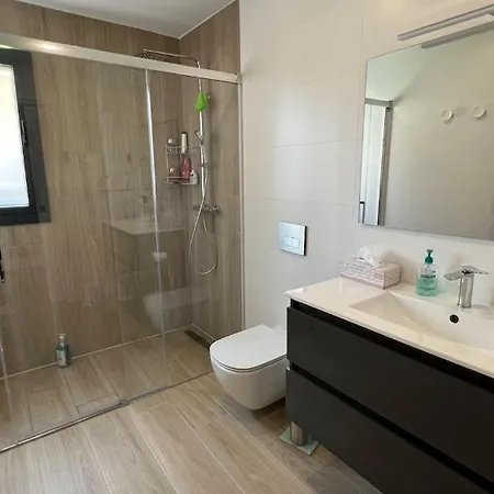 Moderna Con Piscina Y Vistas Al Canal En Hébergement de vacances *