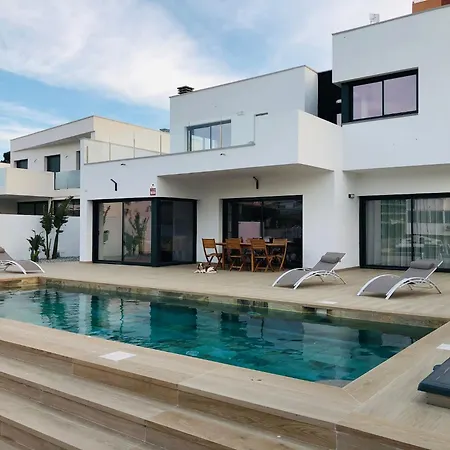 Hébergement de vacances Moderna Con Piscina Y Vistas Al Canal En