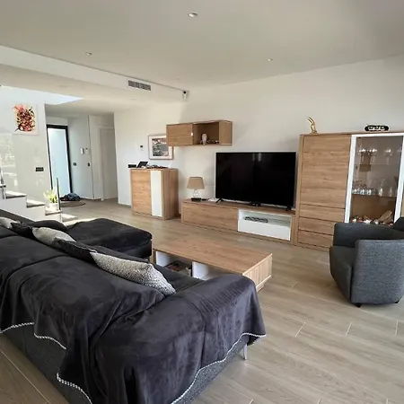 Moderna Con Piscina Y Vistas Al Canal En Av-44 * Roses